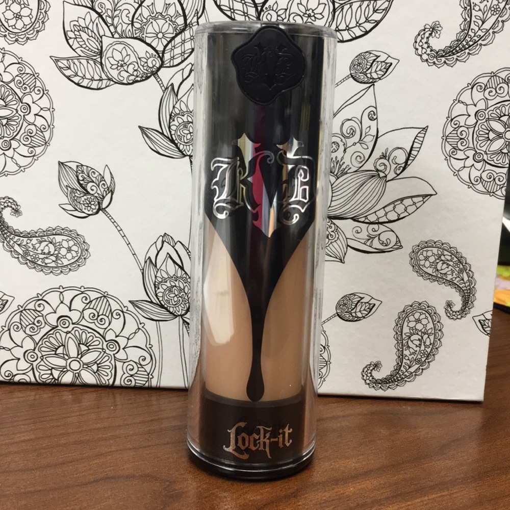 Kat Von D Lock-it foundation